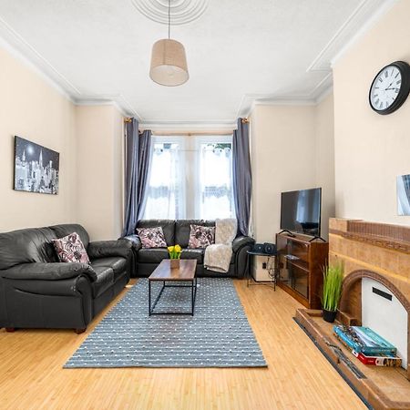 Homely 4-Bedroom Home With 2 Baths & Free Parking Londen Buitenkant foto