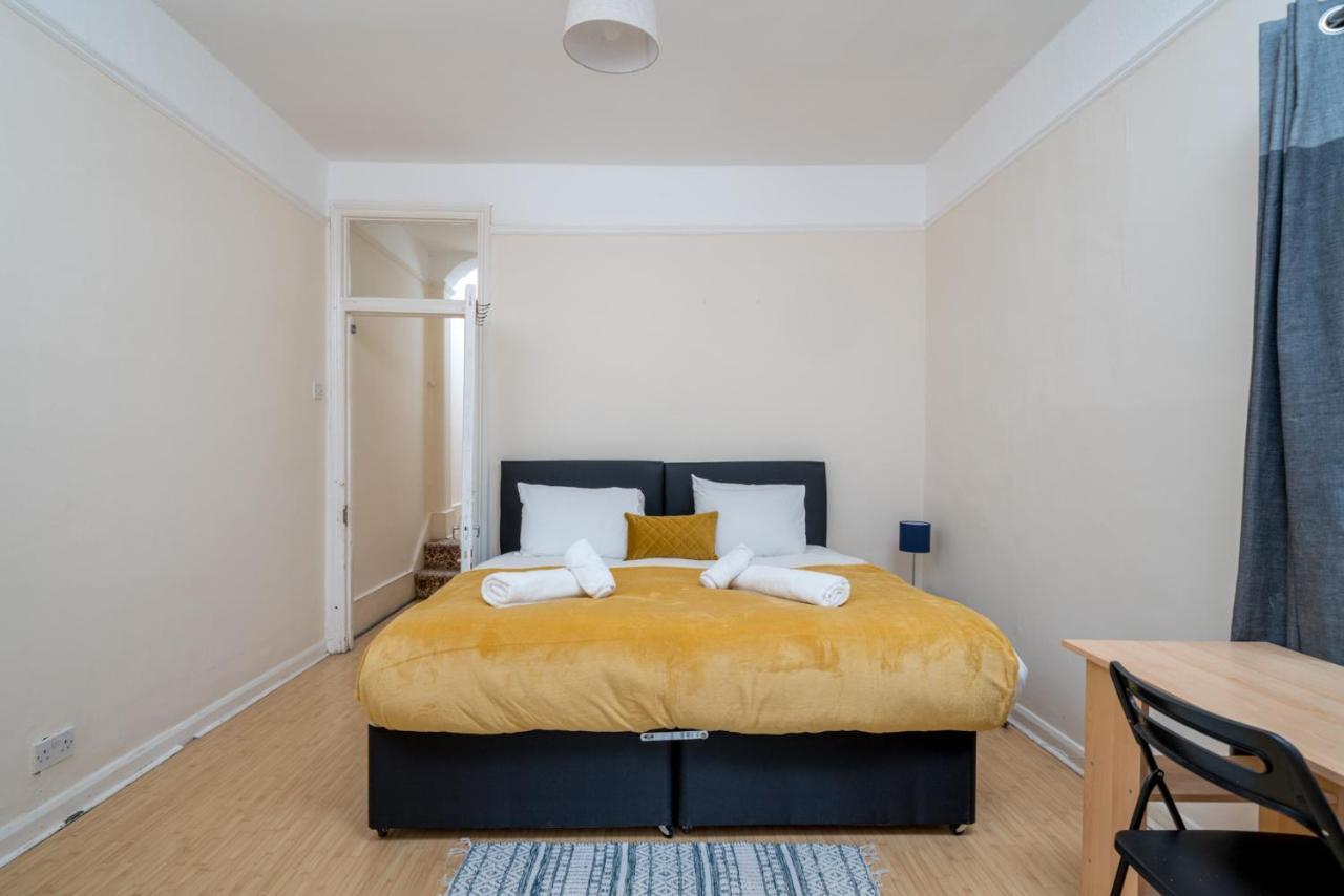 Homely 4-Bedroom Home With 2 Baths & Free Parking Londen Buitenkant foto