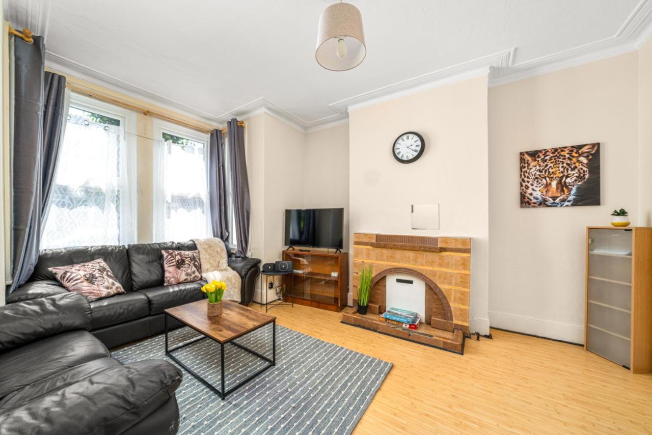 Homely 4-Bedroom Home With 2 Baths & Free Parking Londen Buitenkant foto