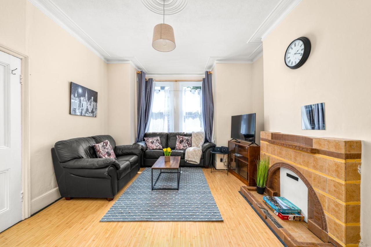 Homely 4-Bedroom Home With 2 Baths & Free Parking Londen Buitenkant foto