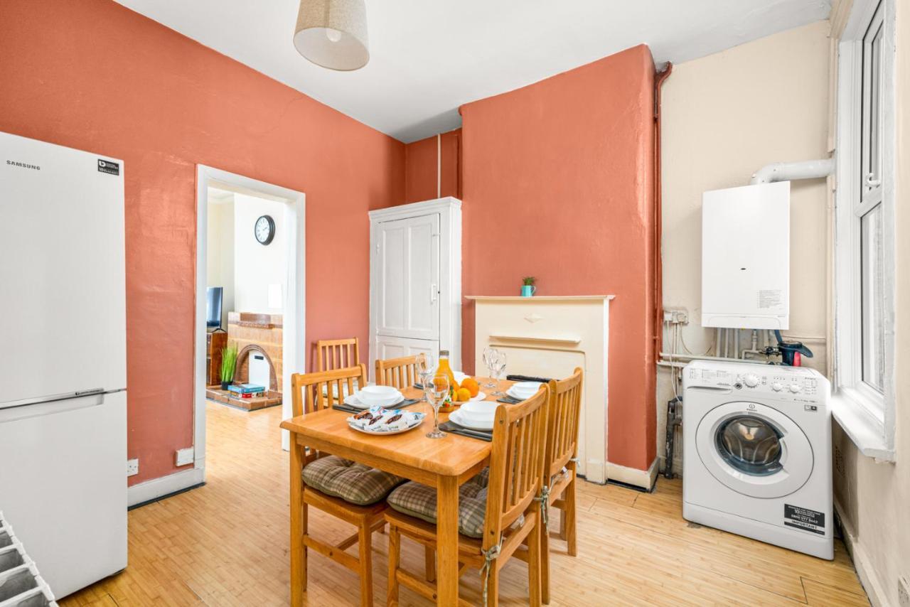 Homely 4-Bedroom Home With 2 Baths & Free Parking Londen Buitenkant foto