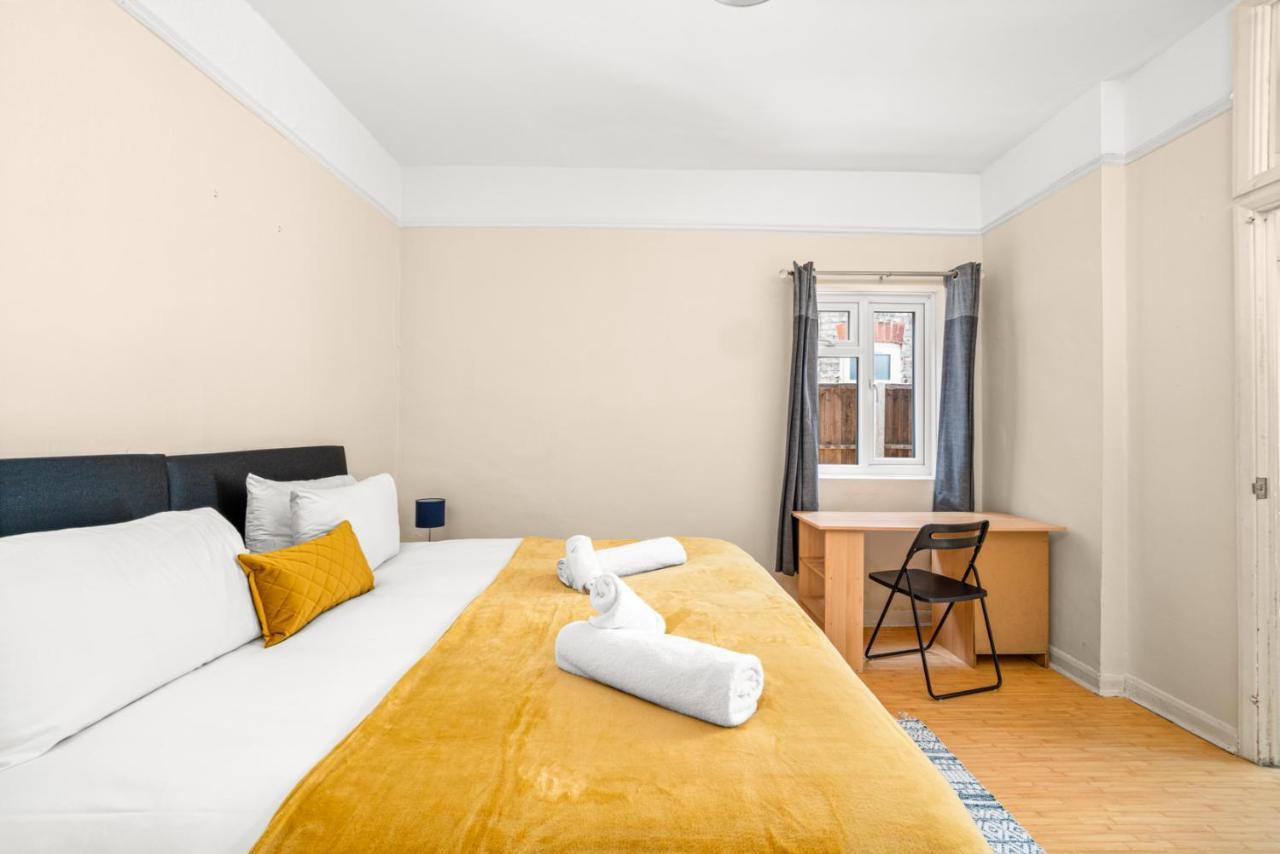 Homely 4-Bedroom Home With 2 Baths & Free Parking Londen Buitenkant foto