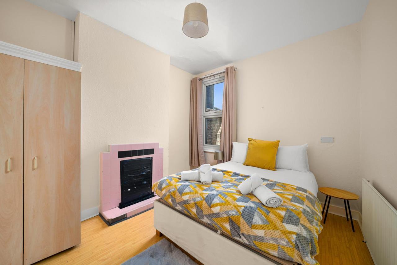 Homely 4-Bedroom Home With 2 Baths & Free Parking Londen Buitenkant foto