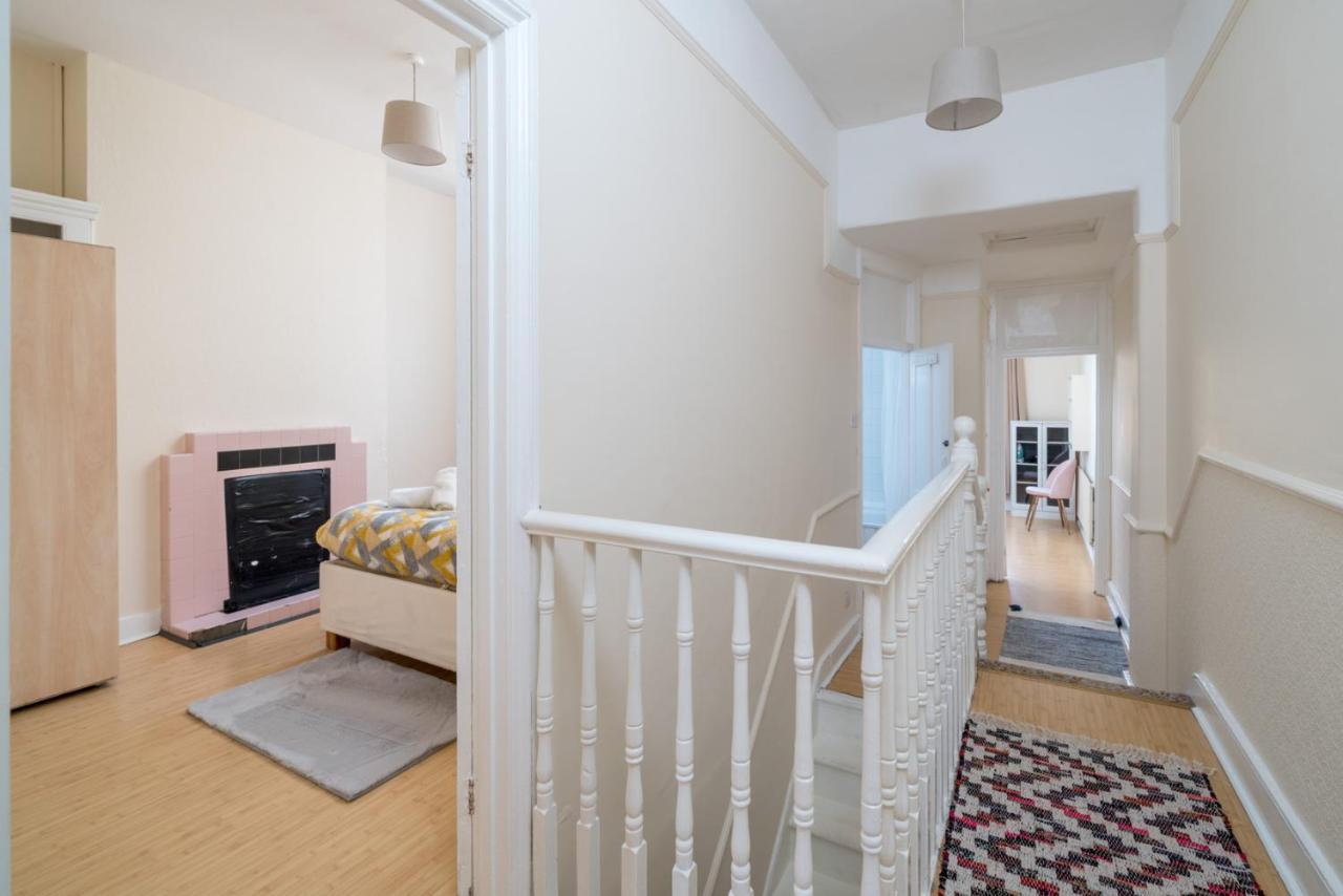 Homely 4-Bedroom Home With 2 Baths & Free Parking Londen Buitenkant foto