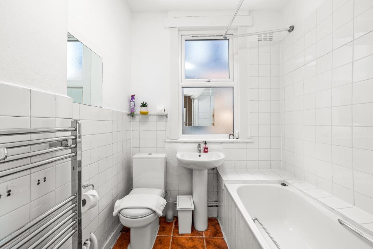 Homely 4-Bedroom Home With 2 Baths & Free Parking Londen Buitenkant foto