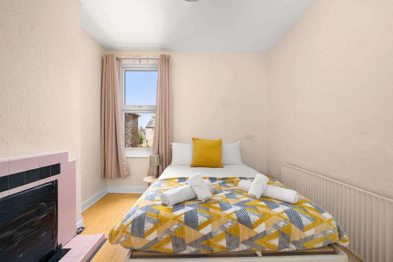 Homely 4-Bedroom Home With 2 Baths & Free Parking Londen Buitenkant foto