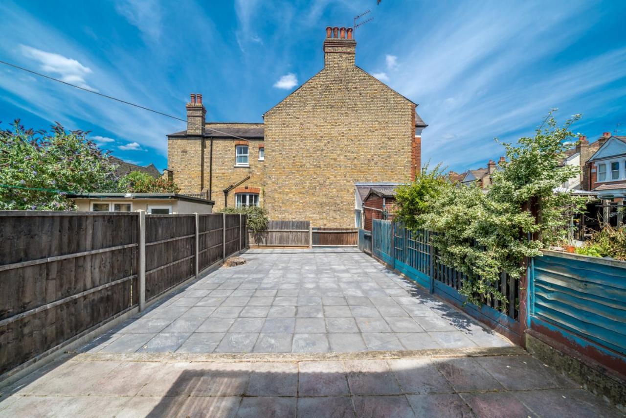 Homely 4-Bedroom Home With 2 Baths & Free Parking Londen Buitenkant foto